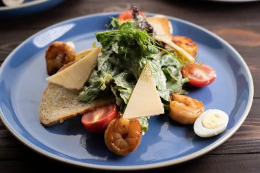 Parmesan peynirli ve karidesli taze Sezar salatası. Boşluğu kopyala