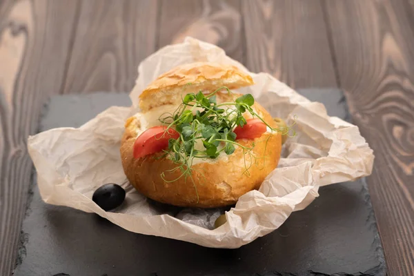 木製の背景に昼食のためのキノコ チーズ ボロネーゼソースを詰めパンボウル フリアンはパンの中で — ストック写真