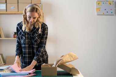 Küçük işletme girişimcisi KME, terzi kadın paketleme kutusu. Terzinin portresi küçük işletme sahibi, çevrimiçi satış pazarlama teslimatı, KOBİ e-ticaret telefon pazarlama konsepti