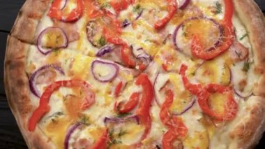 Jambonlu, salamlı, biberli ve sebzeli lezzetli pizza. Üst görünüm