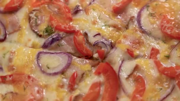 Skivad Läcker Pizza Med Skinka Salami Peppar Och Grönsaker Skärbräda — Stockvideo