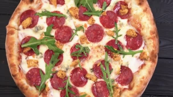Pizza Pepperoni Bord Masa Lemn Veche Meniu Restaurant Pizza Italian — Videoclip de stoc
