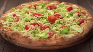 Parmesan peynirli leziz pizza Sezar ahşap masaya sos dökerken, kapat.