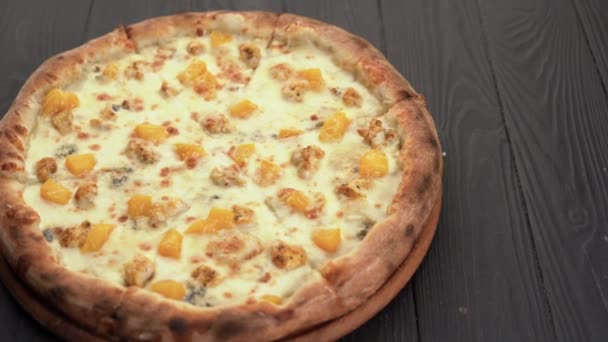Піца Персиком Дерев Яній Дошці Італійська Кухня — стокове відео