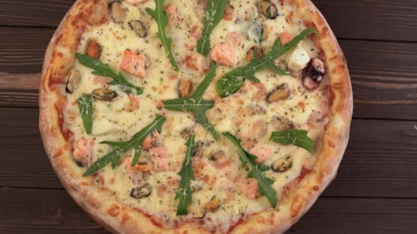Ahşap Zemin Üzerinde Deniz Mahsulleri Olan Talyan Geleneksel Pizzası — Stok video