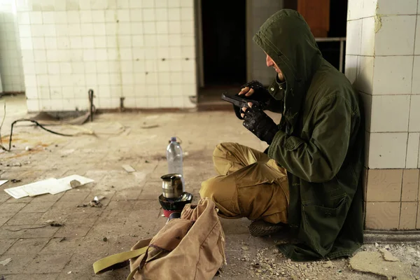 Post Apocalypse Survivor War Man Sitting Abandoned Building Weapon Stalker — Stock Photo, Image