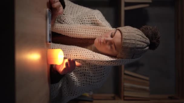 Mladá Žena Trpí Bez Vytápění Bez Elektřiny Během Energetické Krize — Stock video