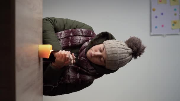 Mujer Congelándose Casa Sentada Mesa Calentando Las Manos Vela Encendida — Vídeo de stock