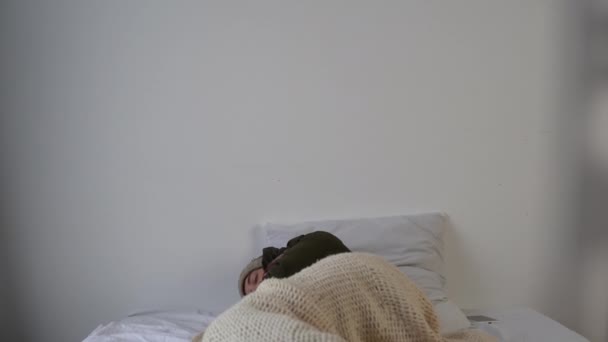 Κοιμωμένη Γυναίκα Που Νιώθει Κρύο Φορώντας Ζεστά Χειμωνιάτικα Ρούχα Μέσα — Αρχείο Βίντεο