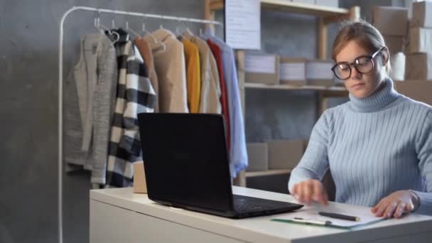 Стартап Підприємець Малого Бізнесу Або Позаштатна Жінка Використовує Ноутбук Коробкою — стокове відео