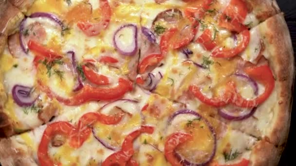 Rebanadas Deliciosa Pizza Con Jamón Salami Pimienta Verduras Una Tabla — Vídeo de stock