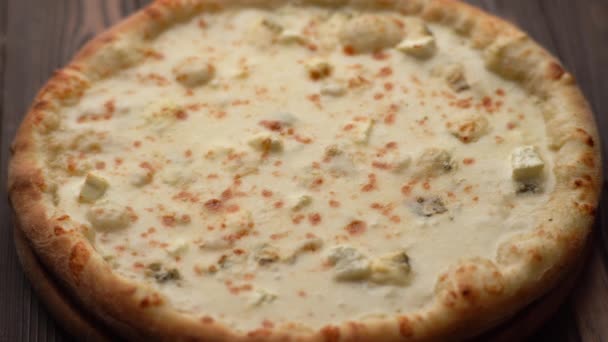 Négy Sajtos Pizza Quattro Formaggi Fűszerekkel Rusztikus Fapados Háttérrel Közelről — Stock videók