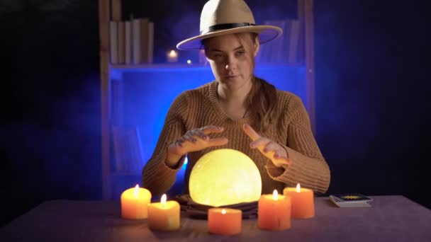 事務所に光るクリスタルボールを持つ神秘的で若い占い師の劇的な概念 現実的な — ストック動画