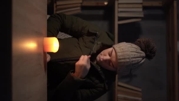 Mrznoucí Mladá Žena Zimním Oblečení Zahřívá Ruce Světlech Svíčkami Během — Stock video
