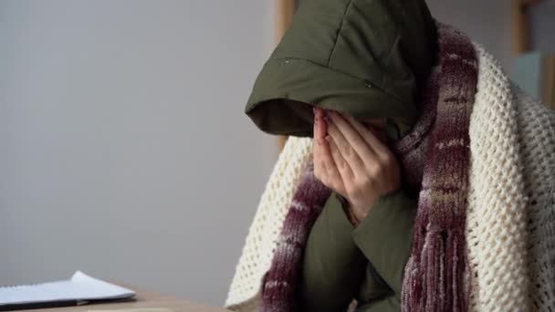 Inbien Congelar Estudiante Manta Ropa Abrigo Estudiando Mientras Está Sentado — Vídeo de stock