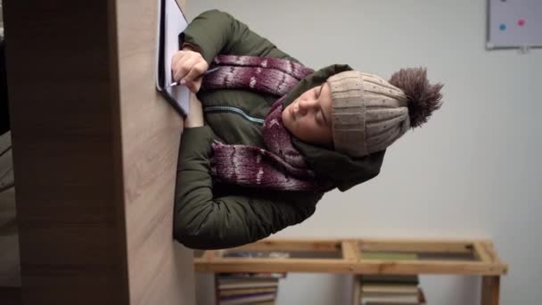 Estudante Frio Irritado Sentado Mesa Casa Uma Jovem Está Estudando — Vídeo de Stock
