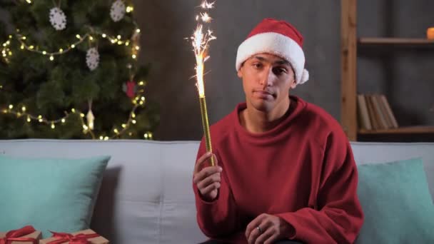 Noel Baba Şapkalı Mutsuz Yalnız Adam Evde Havai Fişeklerle Noel — Stok video