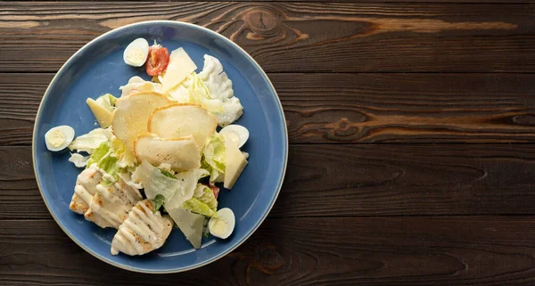 健康烤鸡肉凯撒沙拉与奶酪和面包盘 菜单餐厅的概念 顶部视图 — 图库照片