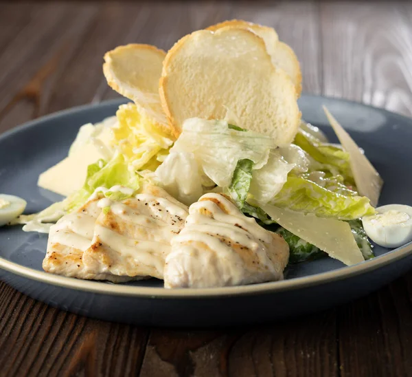 Klassieke Caesar Salade Met Gegrilde Kipfilet Sla Tomaten Parmezaanse Kaas — Stockfoto