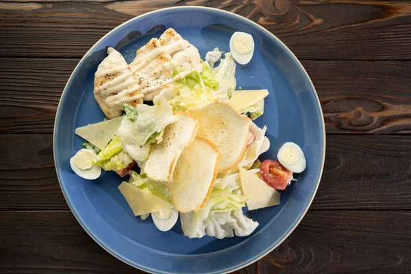 健康烤鸡肉凯撒沙拉与奶酪和面包盘 菜单餐厅的概念 顶部视图 — 图库照片