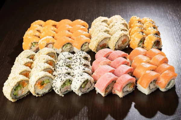 Sushi Roll Set Mit Lachs Aal Thunfisch Avocado Kaisergarnelen Frischkäse — Stockfoto