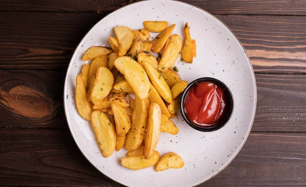 Batatas Fritas Com Ketchup Placa Sobre Fundo Madeira Conceito Junk — Fotografia de Stock