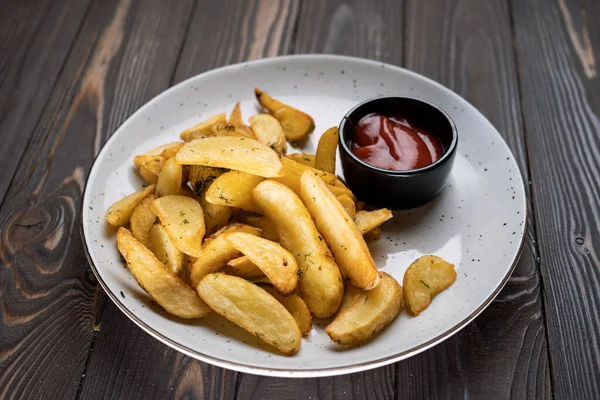 Batatas Fritas Com Ketchup Placa Sobre Fundo Madeira Conceito Junk — Fotografia de Stock
