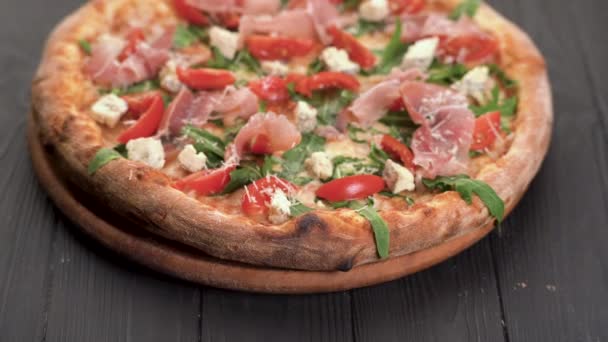 Tradisjonell Italiensk Prosciutto Pizza Med Parmesan Bacon Rucula Mørk Trebakgrunn – stockvideo