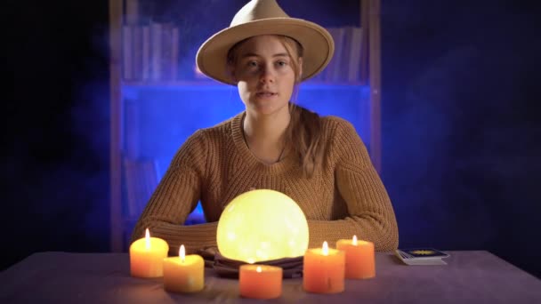 彼女のオフィスに光るクリスタルボールを持つ神秘的な若い占い師の劇的な 将来のビジョンの概念 — ストック動画