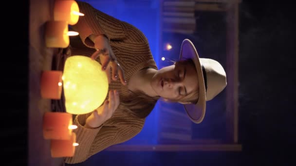 魔法のテーブルの背景にクリスタルボールで未来を伝える 未来の読書の概念 垂直ビデオ — ストック動画