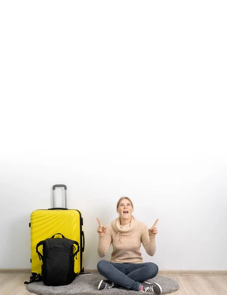 Reisende Touristin Freizeitkleidung Mit Koffer Und Rucksack Blickt Erstaunt Nach — Stockfoto