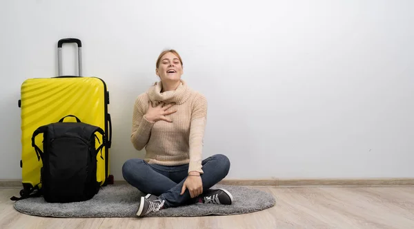 Női Utazó Bőrönddel Pulóverben Kész Utazni Gyengéd Mosollyal Tartja Tenyerét — Stock Fotó