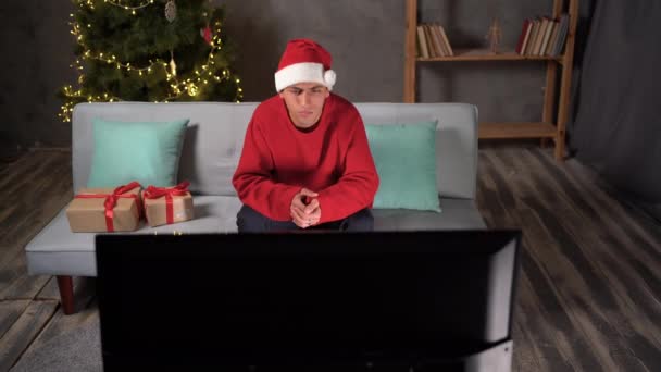 Pria Bertopi Santa Menonton Berita Natal Tidak Puas Dan Frustrasi — Stok Video