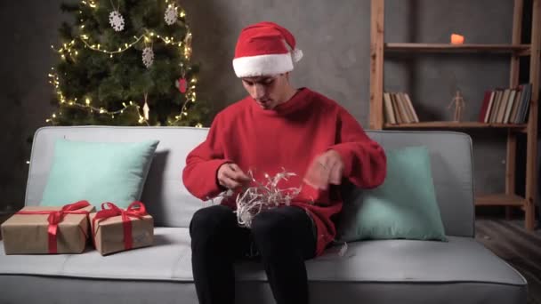 Colère Triste Bouleversé Homme Dans Chapeau Santa Essayer Démêler Les — Video