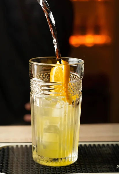 Barman Giet Citrussap Een Cocktail Bar Kopieerruimte — Stockfoto