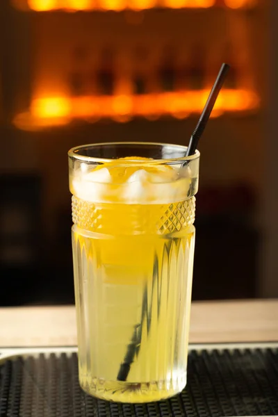 Nahaufnahme Eines Eiskalten Gourmet Craft Cocktails Aus Gin Tonic Soda — Stockfoto