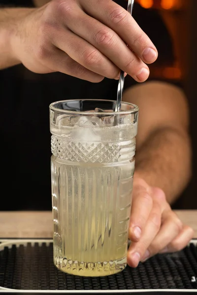Gros Plan Des Mains Barman Remuant Cocktail Avec Une Cuillère — Photo