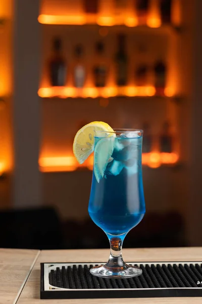 Cocktail Bleu Bar Cocktail Alcoolisé Sur Fond Étagères Avec Bouteilles — Photo