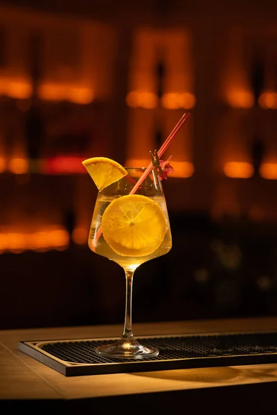 Aperol Spritz鸡尾酒用酒杯盛放 酒吧台上装饰着一片橙子 复制空间 — 图库照片