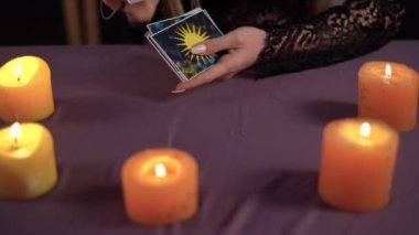 Tahta masadaki tarot kartları, falcı elleri, kapatın. Geleceği okumak. Tahmin konsepti.