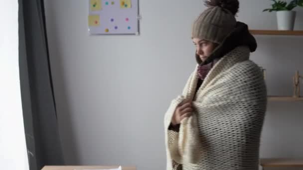 Estudiante Enojado Vestido Con Gusto Una Casa Fría Que Sufre — Vídeo de stock