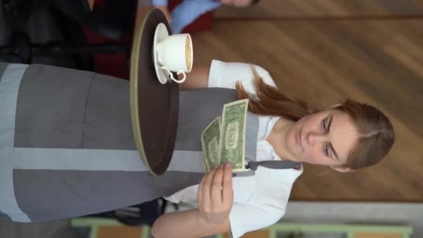 Verärgerter Kellner Mit Trinkgeld Auf Serviertablett Restaurant Vertikales Video — Stockvideo
