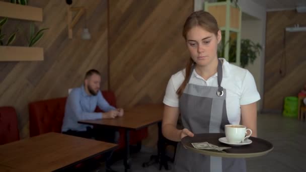 Geschokte Ober Ontevreden Met Kleine Tip Van Restaurant Bezoeker Concept — Stockvideo