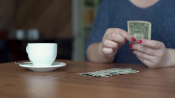 Női Kéz Amerikai Dollár Bankjegyeket Tesz Kávézóasztalra Kávé Háttérben Fizetési — Stock videók
