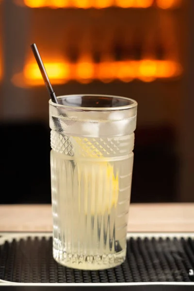 White Čerstvý Exotický Alkoholický Koktejl Hruškami Ledem Baru Nealkoholický Nápoj — Stock fotografie