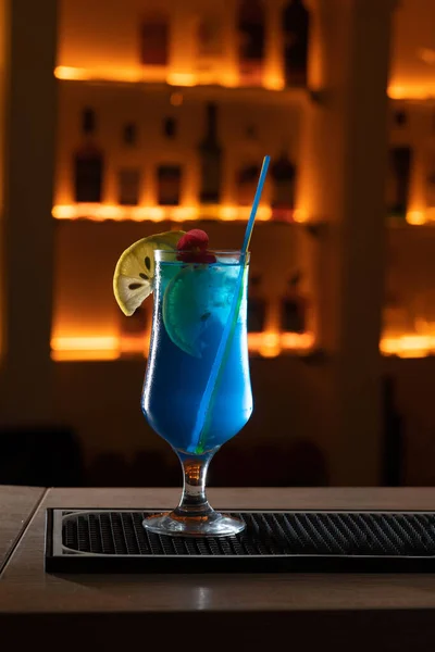 Glas Blue Lagoon Cocktail Versierd Met Limoen Bar Teller Achtergrond — Stockfoto