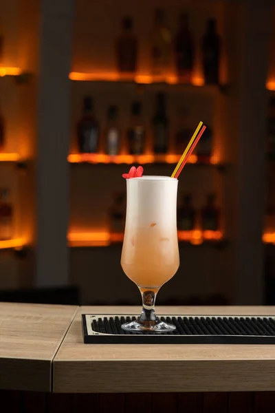 Cocktail Mit Pfirsichlikör Und Orangensaft Der Mit Blumen Dekorierten Bar — Stockfoto