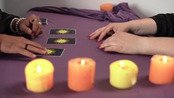 Detalhe Homem Mãos Mostrando Três Cartas Tarô Viradas Para Baixo — Vídeo de Stock