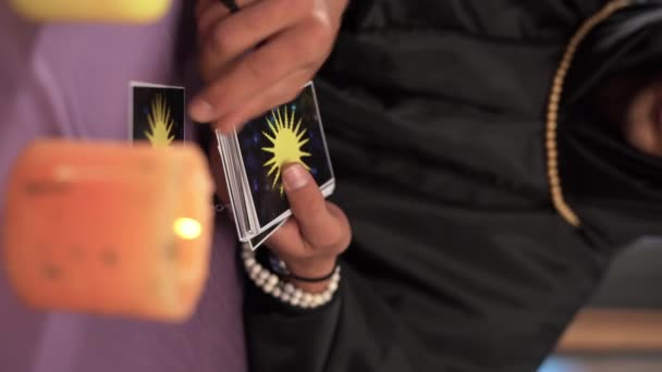 Pria Pythoness Membaca Kartu Tarot Atas Meja Dengan Lilin Tutup — Stok Video