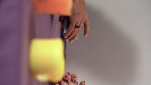 Крупным Планом Человек Руки Показывая Три Карты Таро Лицом Вниз — стоковое видео